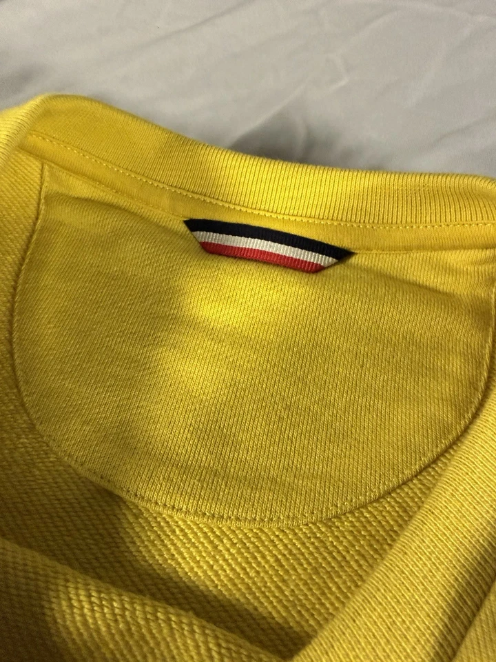 Suéter Moncler Big Logo Spellout Amarillo Cuello Redondo Talla XXL Foto 3 de 4