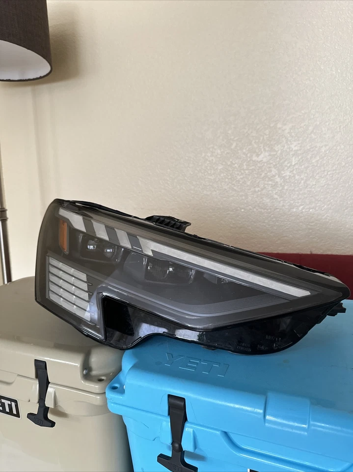 Faro Audi 8Y RS3 Quattro 2022 pasajero derecho Audi con bandera a cuadros Foto 2 de 4