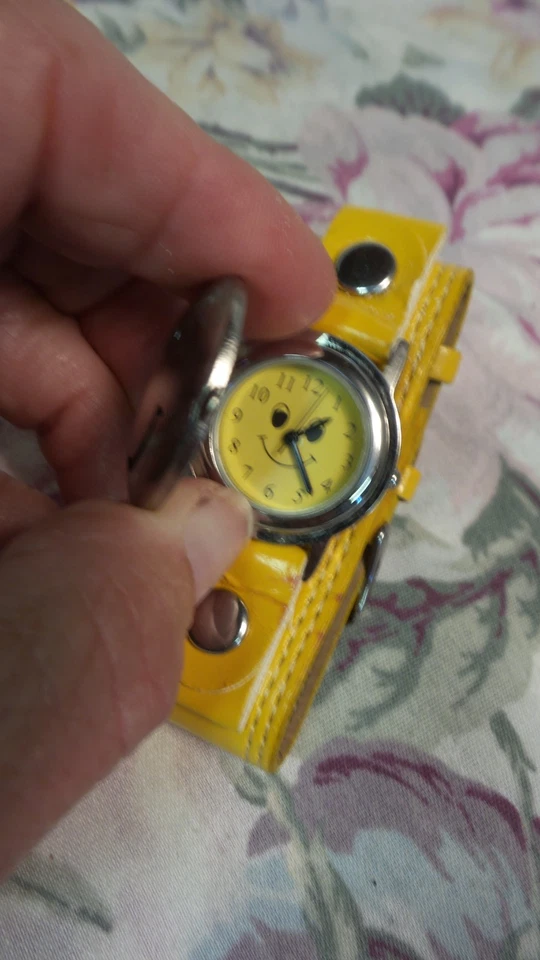De Colección '70 Accutime Watch Co Cuarzo AMARILLO Happy FACE Cubierta con Bisagras BATERÍA NUEVA Foto 2 de 4