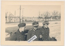 Ostfeldzug ,Wehrmacht PKW, Soldaten, zerstörte Panzerfabrik 2.WK (3729a)