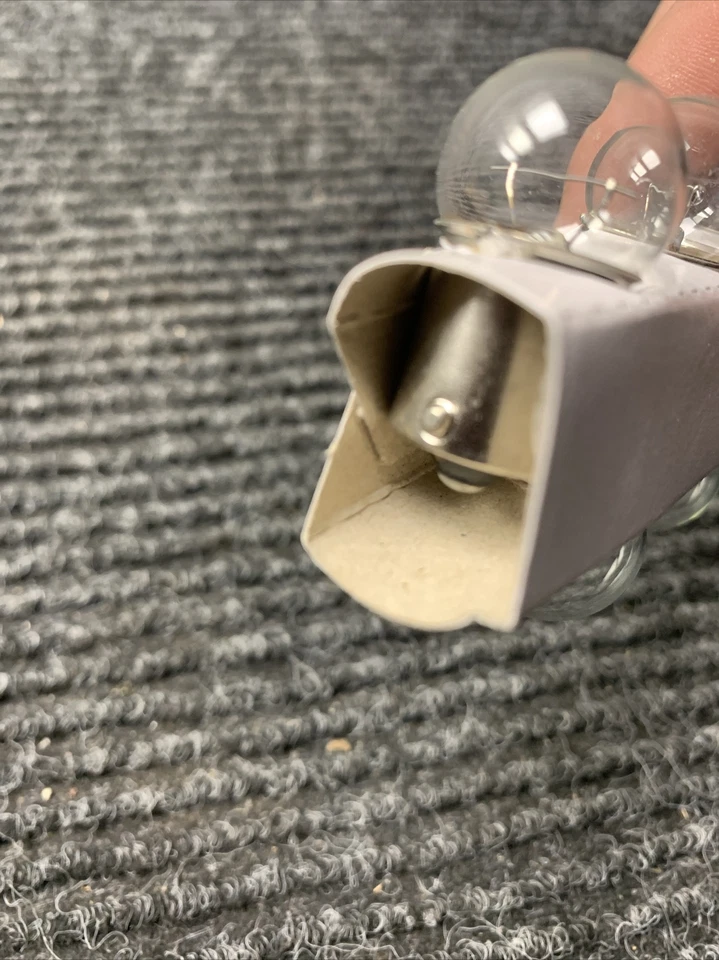 Nova caixa de 10 lâmpadas de licença-aranha Eiko 97 - Imagem 2 de 3