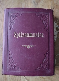 Spitzenmuster antikes Buch mit Handarbeiten Spitze Schiffchen Arbeiten etc.