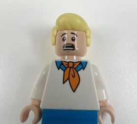 LEGO Scooby-Doo Fred Jones Minifigure Retired 75902 Mystery Machine Cartoon