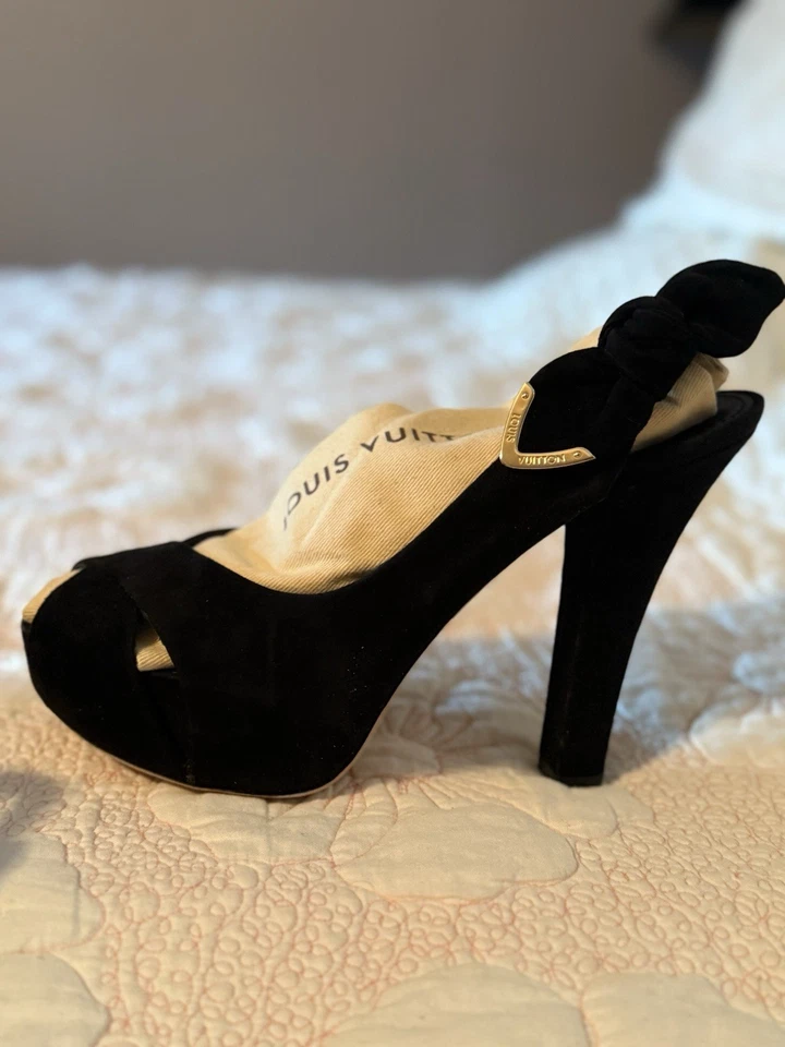 Salto alto Louis Vuitton camurça preta, tamanho 39/9 fabricado nos EUA na Itália - Imagem 3 de 4