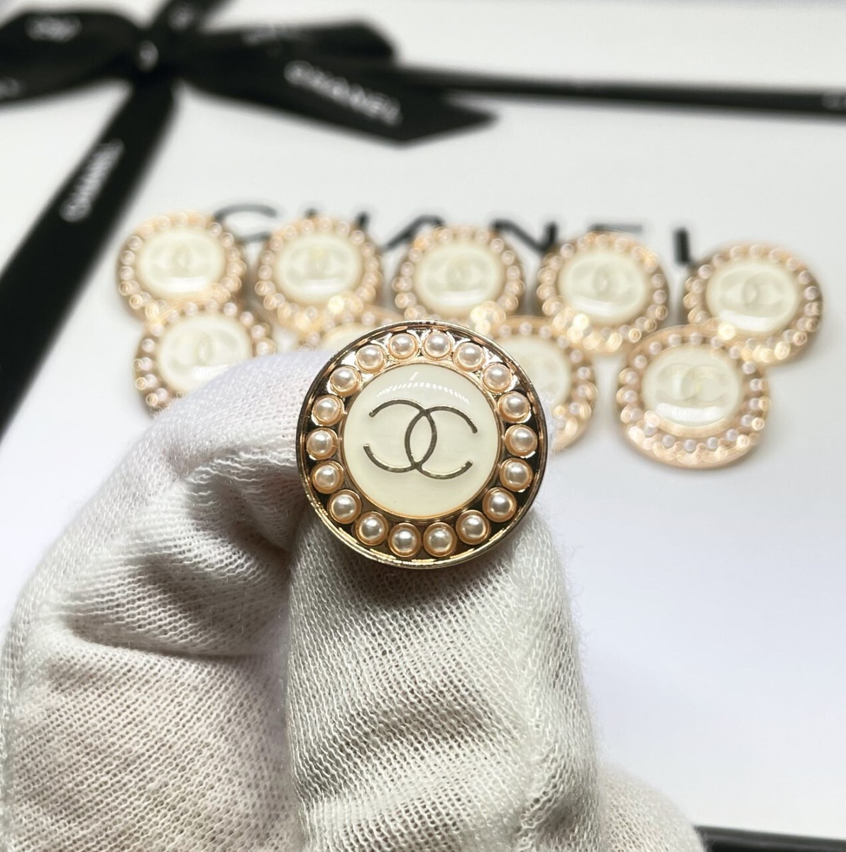 10 GUZIKÓW CHANEL ZŁOTE CC LOGO Z PERŁAMI METAL 20MM VINTAGE