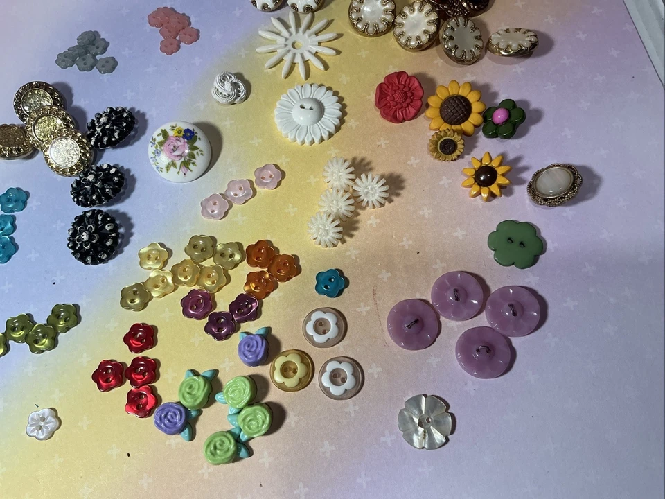 Lot Over 85 Vintage Flower Floral Design Buttons Plastic Colorful New&Used Jewel - Image 3 of 4