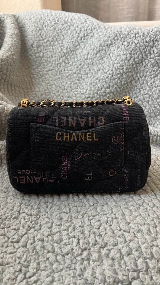Bolsa Chanel denim humor aba logotipo estampada acolchoada denim - Imagem 2 de 4