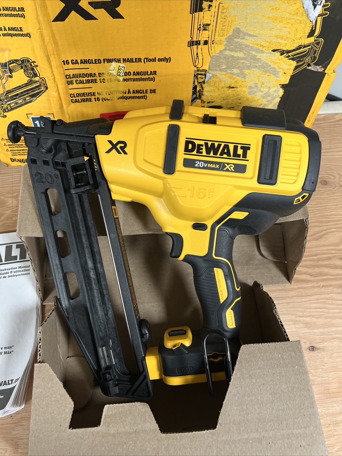 DEWALT 20V LiIon XR 16GA Angled Finish Nailer TOOLONLY DCN660B NEW