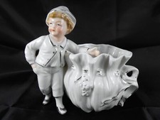 JARDINIERE FIGURINE " GARCON A LA BOURSE " PORCELAINE SIGNEE COURONNE DORE