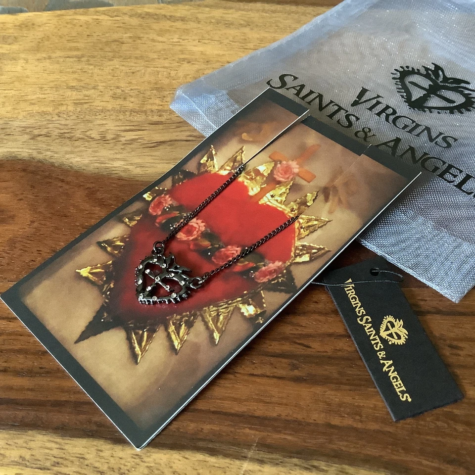 Nuevo VSA Vírgenes Santos y Ángeles Gunmetal Reina de Corazones Cristal Logo Collar Foto 2 de 4