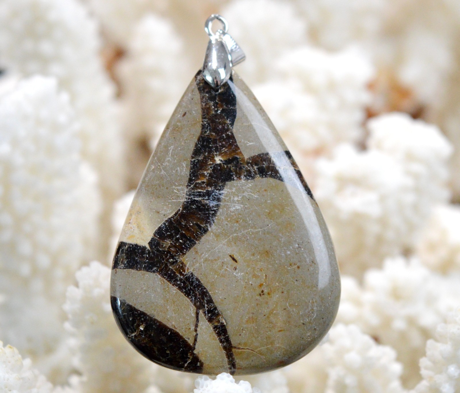 Pierre Septaria de Madagascar pendentif cabochon 81 carats de prestige