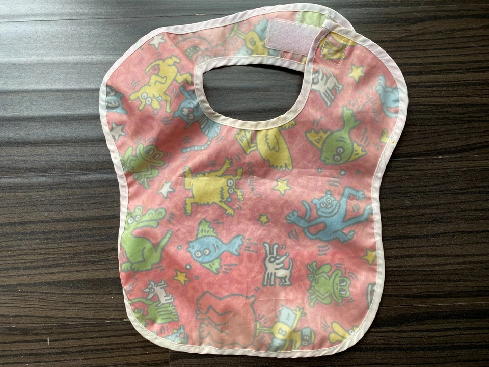 Babero de bebé vintage retro rojo Keith Haring de Bumkins arte pop vinilo Foto 3 de 3