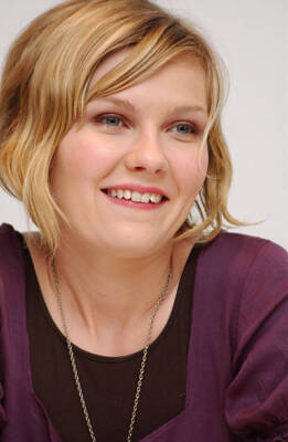 Kirsten Dunst at Mona Lisa Smile P/C, Julia Roberts Kirsten Dunst - Old Photo 9