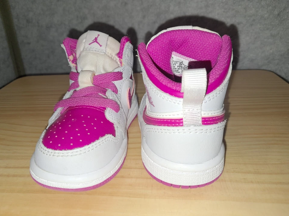 es un par de zapatos para niños pequeños Nike Air Jordan 1 Mid TD "Fire Pink" Foto 2 de 3