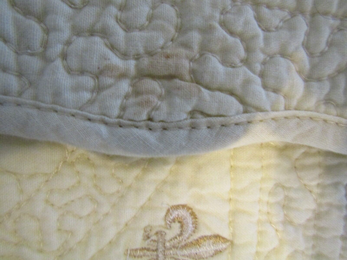 Donna Sharp Quilted Placemats Set of 4 Gold Embroidered Fleur-de-lis 15x18 - Picture 7 of 7