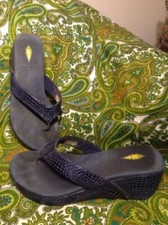 VOLATILE WOMEN'S 8M BLUE METALLIC REPTILE PRINT THONG WEDGE SANDALS MRSP 98