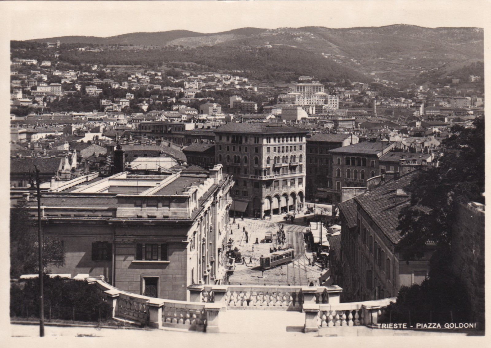 CARTOLINA DI TRIESTE ,PIAZZA GOLDONI - SCALA DEI GIGANTI - Ed. F. BRESCIA - 1955