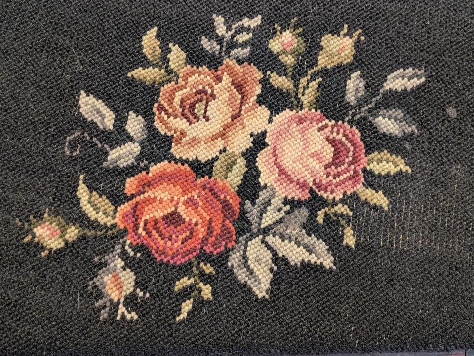 Antiguo tapiz floral campestre francés de principios del siglo XX reposapiés cerezo punta de aguja Foto 3 de 4