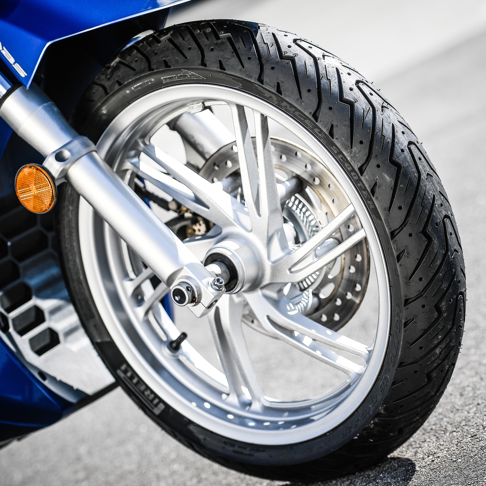 Pneu scooter Pirelli Angel 3.00-10 idéal pour éviter les pièges du trafic urbain