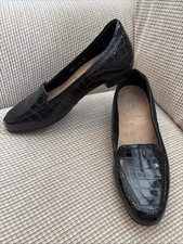 Women  s Clarks Artisan Patent Leather Croc Pattern Black Loafers, 7.5 M EUC