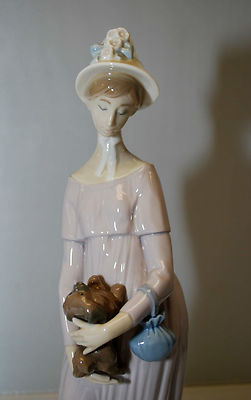 LLADRO 4994 My Little Pet GIRL LOOKING AT HER DOG 11.5