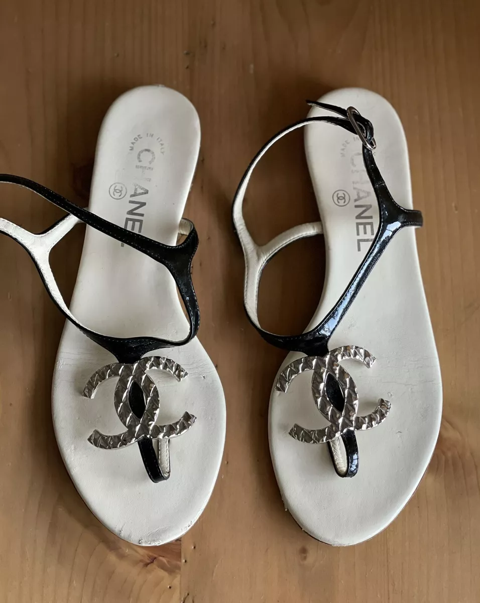 Authentic Chanel Black Patent Leather Metal CC Logo Thong Sandals EU 37,5  US 7,5