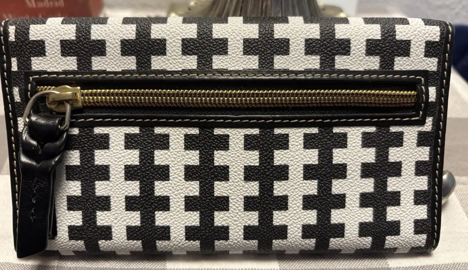 Cartera sin asas continental Dooney Bourke blanca y negra recubierta geométrica y de cuero Foto 4 de 4