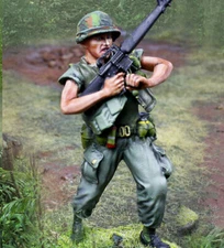 COLLECTORS SHOWCASE VIETNAM WAR CS01067 U.S. MARINE RELOADING M16 MIB
