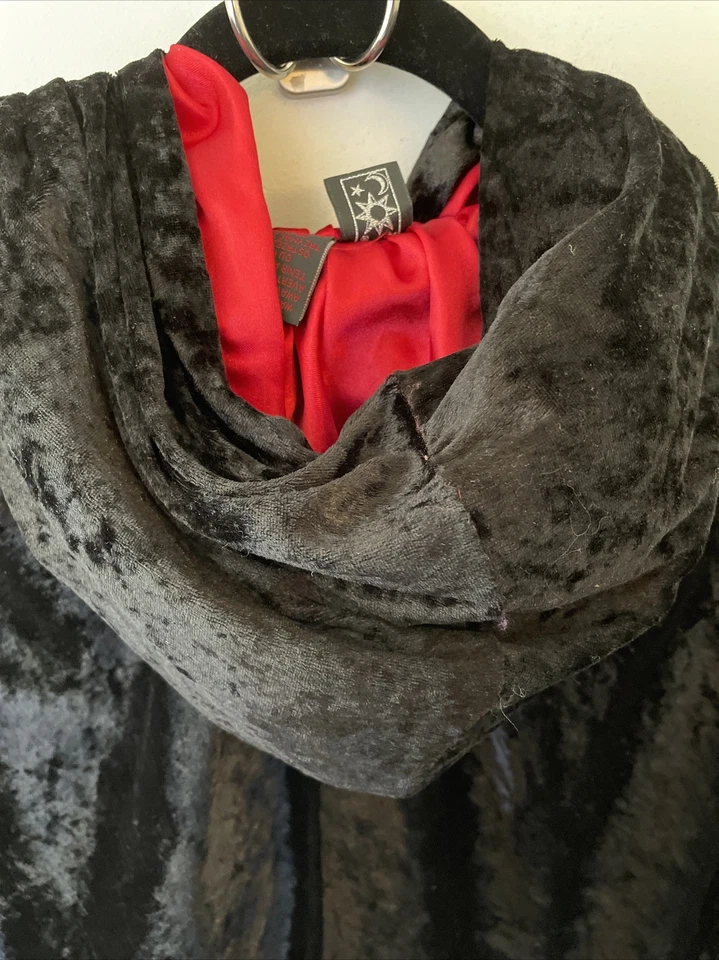 Manto de veludo preto com forro vermelho e capuz - Tamanho infantil 5/6 - Imagem 4 de 4