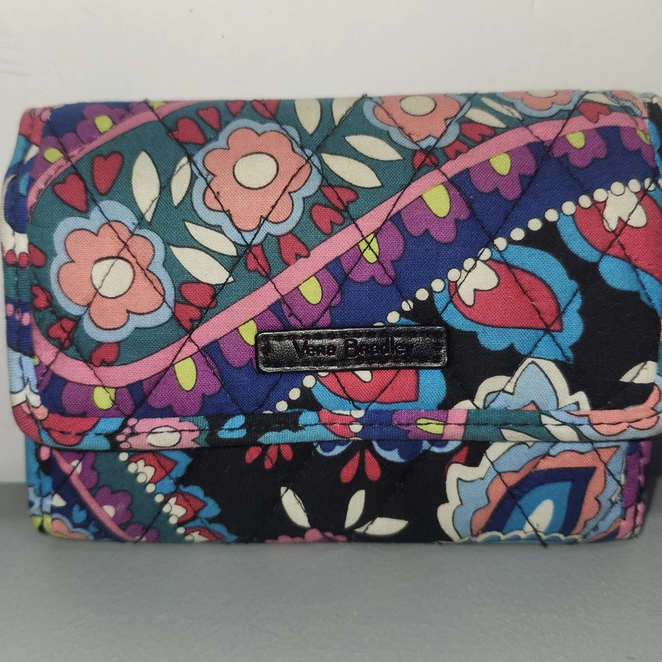 Cartera Vera Bradley Triple RFID Acolchada Patrón Floral, con Interior Negra Foto 3 de 4