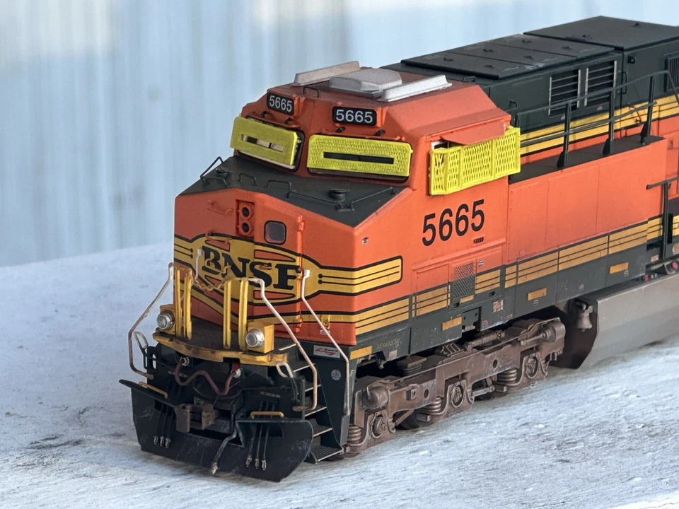 Custom Weathered HO Scale Athearn Genesis AC4400 BNSF Tsunami 2 - Image 2 of 4