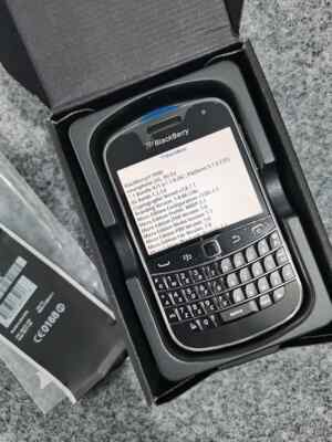 Very Good BlackBerry Bold 9900 - 8 GB - Black / White 3G (Unlocked