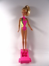 Vintage Speedo Barbie Schwimmerin mit Startblock Badewannenspielzeug  (20890)