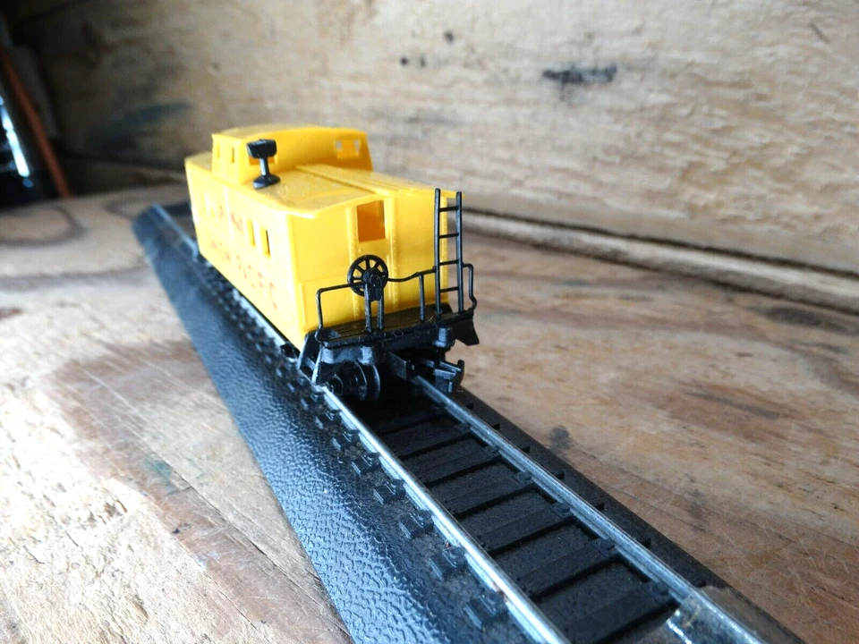 Life-Like HO Scale 41' Union Pacific UP 49940 Cupula Caboose - Image 2 of 4