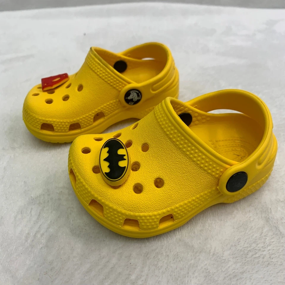 Zuecos de superhéroe Crocs para niños pequeños talla 2-3 amarillos Superman Batman Foto 3 de 4