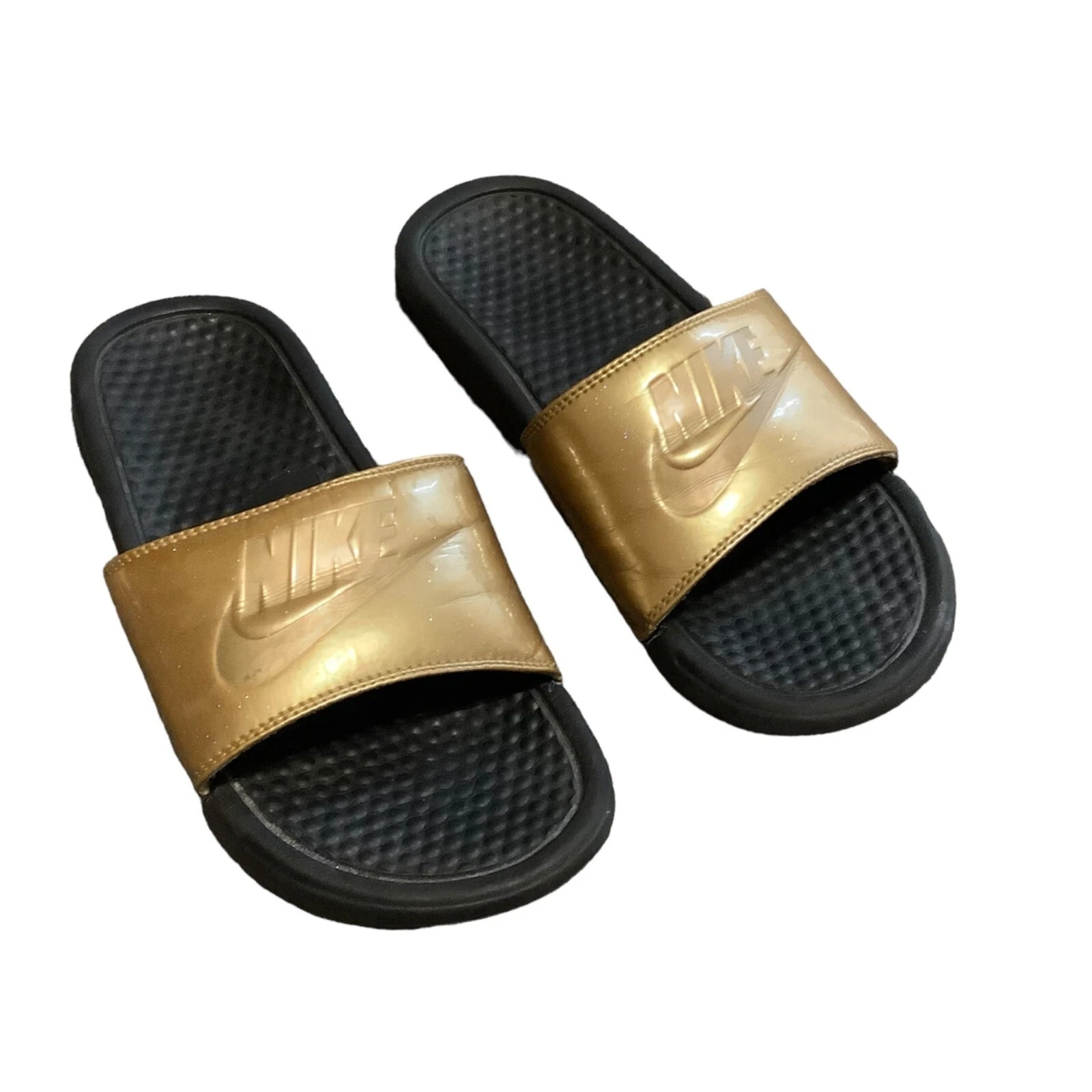 Sandali Nike Benassi JDI Slides donna oro metallizzato 7 infradito neri Just Do I
