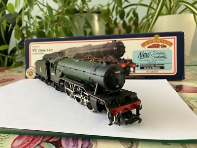 OO gauge Bachmann V2 model railway steam locomotive UK
