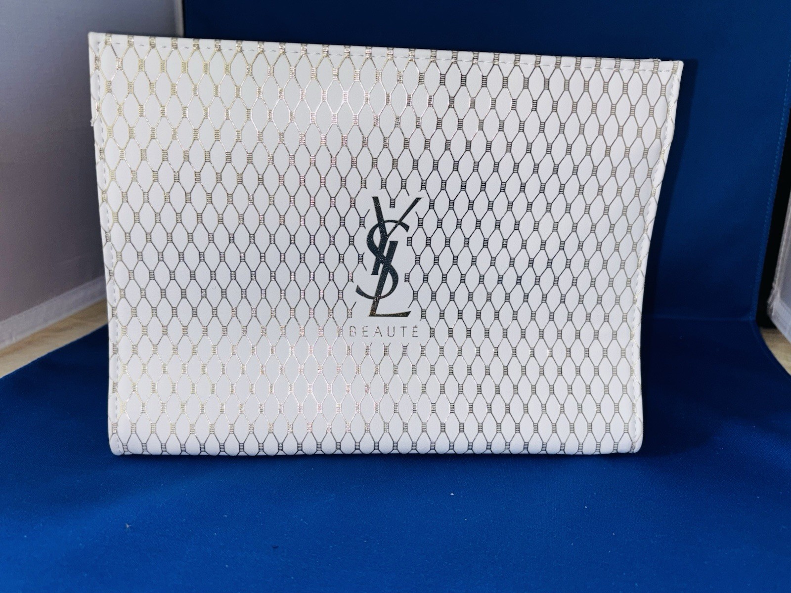 Yves Saint Laurent YSL Beaute Pouch custodia ecopelle bianca e oro borsa toilette