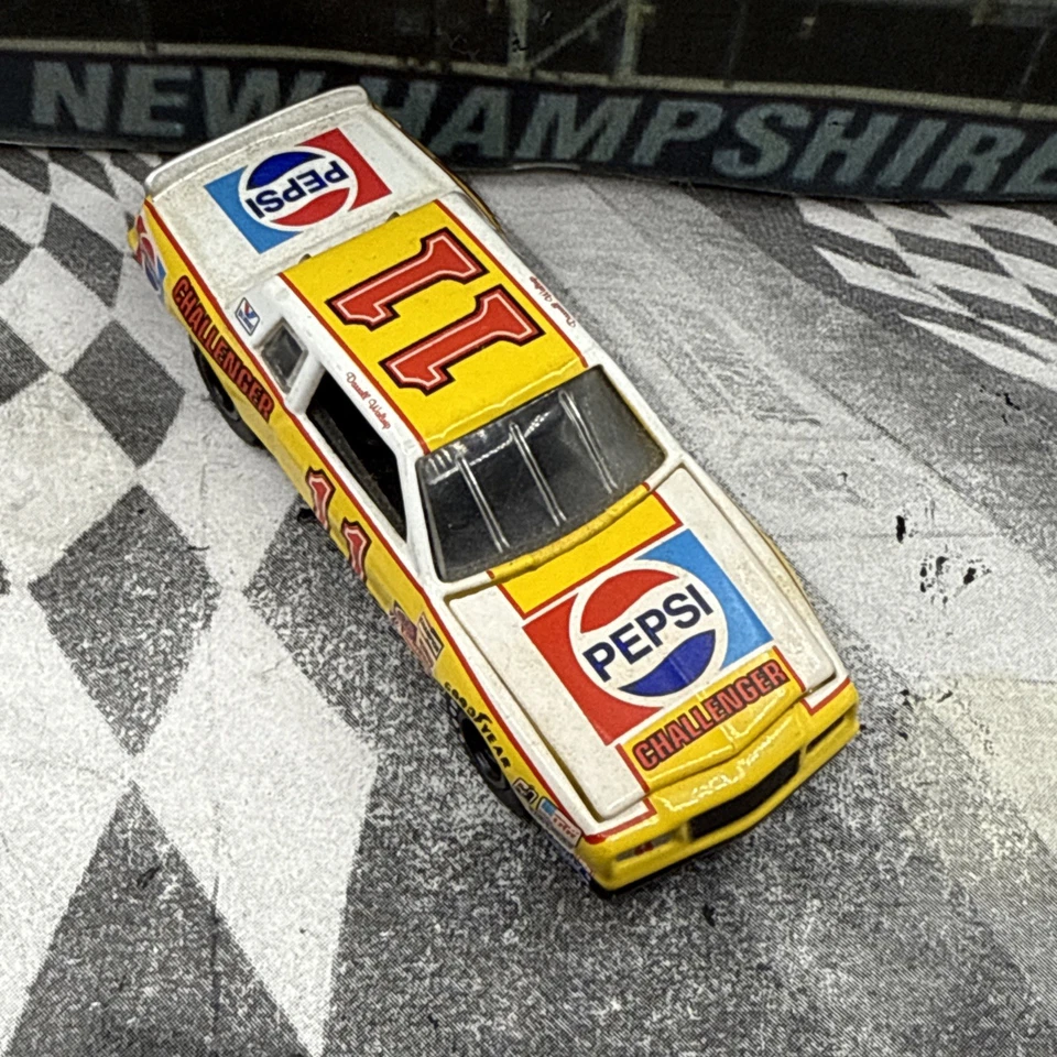 Johnny Lightning nascar 1:64 Legends 1983 Monte Carlo Darrell Waltrip #11 Pepsi Foto 3 de 4