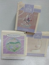 PRE-USADO**Lote de 3 artículos de recuerdo de Pascua con sello**Pequeño plato, adorno y soporte