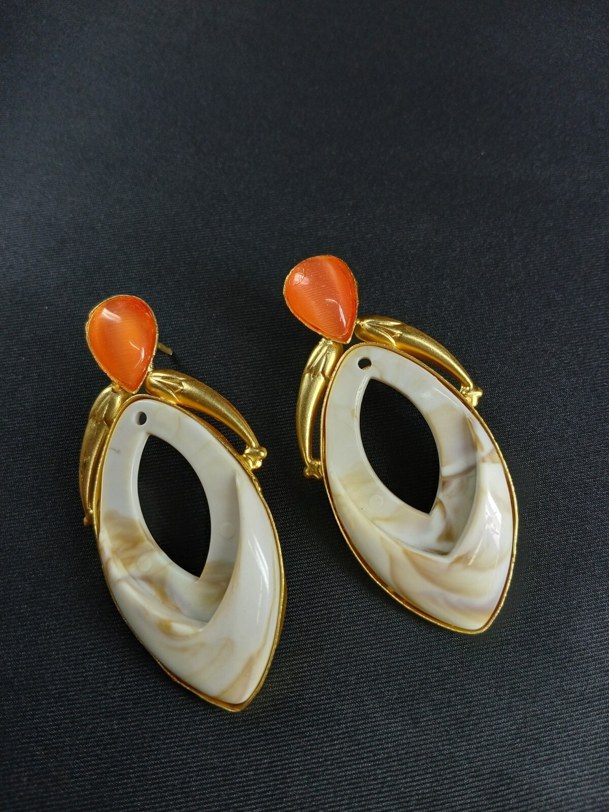 Moderno Elegante Dorado Color Jaspeado Pendientes con Naranja Detalle
