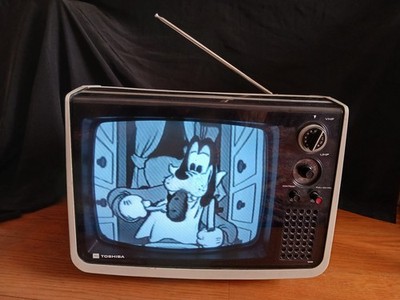 Vintage 70er Toshiba 12SE Retro Klein Tragbar CRT Fernseher