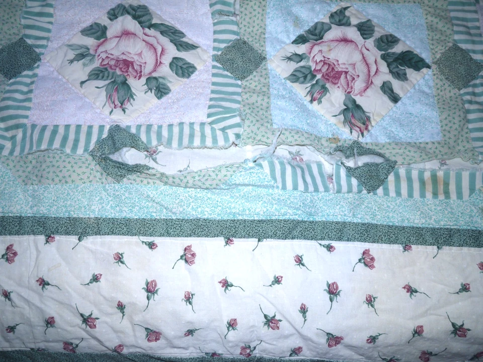 Manta acolchada vintage hecha a mano blanca, rosa y verde con encaje 78x78" NECESITA REPARACIÓN Foto 4 de 4