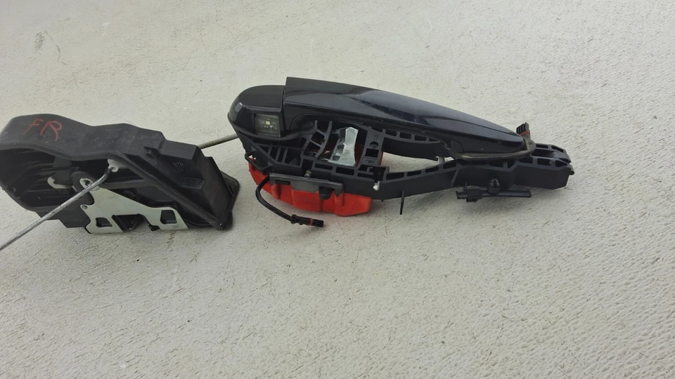 BMW 320I F30 xDrive 2012-2015 manija de puerta exterior delantera derecha y pestillo de cerradura OEM Foto 3 de 4