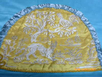 Vintage besticktes Netz figürlich Teewärmer auf gelbem & blauem Satin Cockeral Fox etc.