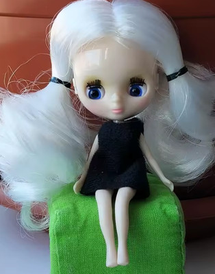 Petite Blythe Puppe 10 cm normaler Körper lange weiße Haare glänzendes Gesicht neu Spielzeug blaue Augen