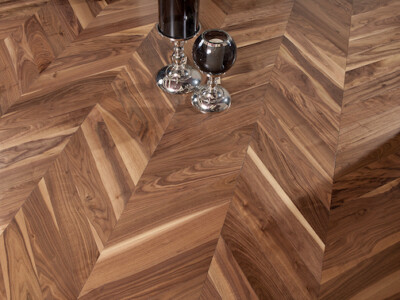 Wieder auf Lager! Hochwertiges Nussbaum Chevron UV-lackiertes Parkett MUSTER SR1809