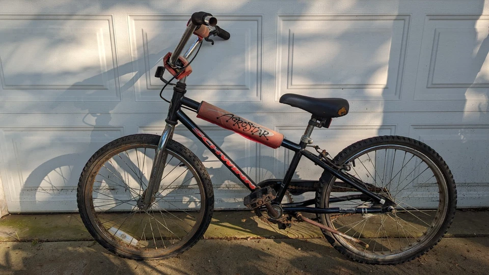Bicicleta BMX Schwinn Aerostar Block Rocket de Colección en Negro y Rojo Años 90 Foto 2 de 4