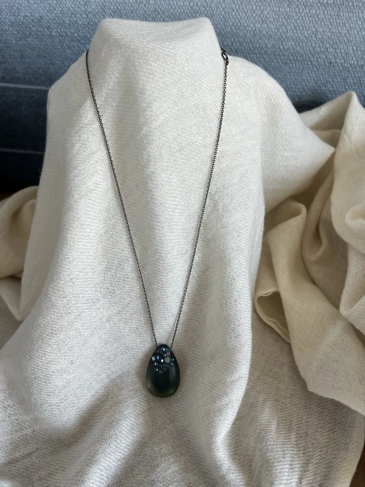 Pingente de lágrima verde oliva Lucite Alexis Bittar com detalhes em pedra azul. - Imagem 2 de 3