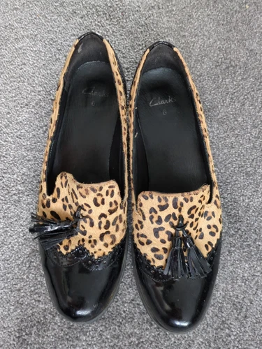 Mocassini Clarks neri in vernice e leopardati 6